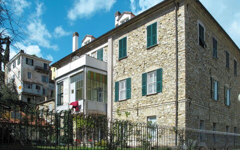 Dolcedo 662: Ciel, Nuage, Plante, Propriété, Fenêtre, Bâtiment, Design Urbain, Clôture, Zone Résidentielle, Ville