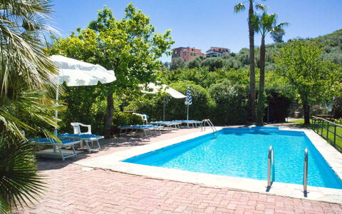 Dolcedo 663: L'Eau, Plante, Ciel, Propriété, Bâtiment, Piscine, Bleu Azur, Arbre, Chaise, Mobilier De Jardin