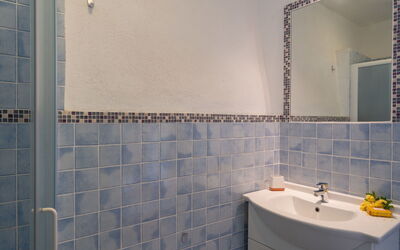 Annina & Maria Luisa (Dol287) 666.3: Miroir, Luminaire Plomberie, Évier, Robinet, Bâtiment, Salle De Bains, Lavabo, Éclairage, Rectangle