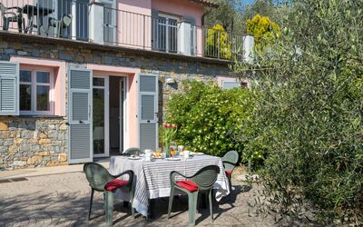 Imperia 620: L'Eau, Table, Vaisselle, Propriété, Ciel, Meubles, Bâtiment, Fenêtre, Bleu, Chaise