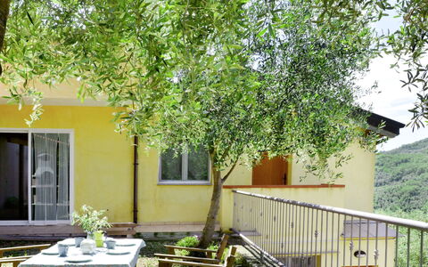 Molini di Prelà 623: Bâtiment, Plante, Fenêtre, Table, Porte, Maison, Arbre, Jaune, Ombre, Chalet