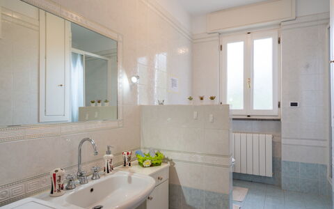 Poggi 620: Salle De Bains, Pièce, Propriété, Design Intérieur, Bâtiment, Évier, Maison, Meubles, Immobilier, Plafond