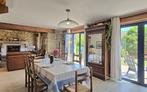 St Adrien: Propriété, Meubles, Table, Cabinetry, Comptoir, Bois, Design Intérieur, Chaise, Architecture, Sol