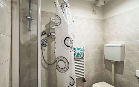 Pietra Ligure 612: Luminaire Plomberie, Siège De Toilette, Toilette, Salle De Bains, Sol, Design Intérieur, Sol, Lavabo, Évier, Plomberie