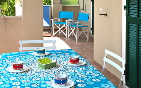 Pietra Ligure 612: Propriété, Turquoise, Pièce, Table, Meubles, Design Intérieur, Maison, Bâtiment, Domicile, Aqua