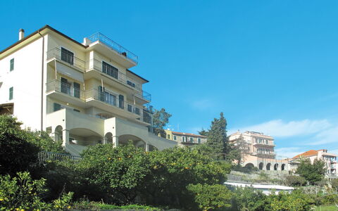 Pietra Ligure 612: Ciel, Bâtiment, Plante, Fenêtre, Arbre, Nuage, Design Urbain, Quartier, Zone Résidentielle, Immobilier