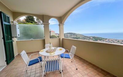 Pietra Ligure 612: Table, Meubles, Propriété, Chaise, Ciel, Bleu Azur, Ombre, L'Eau, Plante, Bois