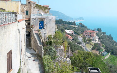 Mare (Flg136): Ciel, L'Eau, Bâtiment, Bleu Azur, Fenêtre, Plante, Montagne, Design Urbain, Maison