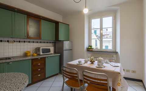 Gallesio (Flg213): Cabinetry, Comptoir, Meubles, Propriété, Fenêtre, Robinet, Évier, Bois, Cuisine, Evier