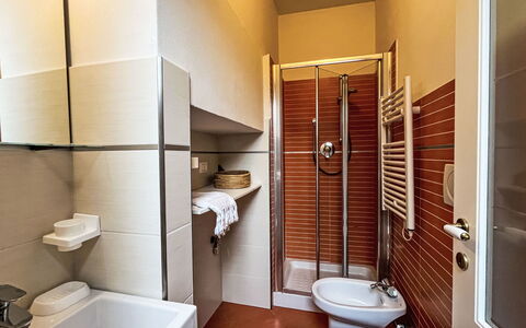 Gallesio (Flg213): Sol, Design Intérieur, Sol, Pièce, Plafond, Luminaire Plomberie, Tache De Bois, Toilette, Conception, Dur