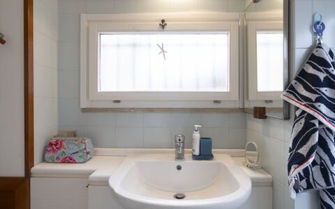 Noli 607: Luminaire Plomberie, Robinet, Évier, Propriété, Lavabo, Blanc, Fenêtre, Salle De Bains, Bleu, Design Intérieur