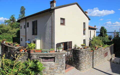 Lo Scoiattolo: Plante, Ciel, Bâtiment, Propriété, Nuage, Fenêtre, Maison, Porte, Arbre, Lot Terre