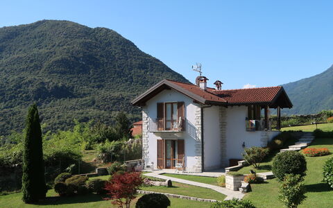 Iride: Plante, Ciel, Propriété, Bâtiment, Fenêtre, Maison, Arbre, Montagne, Lot Terre, Architecture