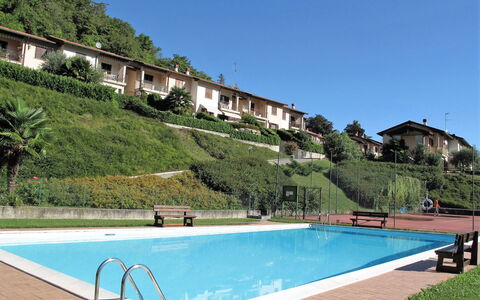 La Rocca: Ciel, Nuage, Aliments, Plante, Vaisselle, Table, Fenêtre, Montagne, Fruit, Bois