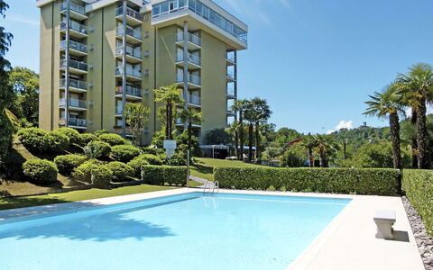 Luino 633: L'Eau, Ciel, Plante, Jour, Propriété, Bâtiment, Bleu Azur, Arbre, Piscine, Herbe
