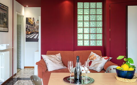 Del Sole: Pièce, Meubles, Propriété, Design Intérieur, Salon, Maison, Bâtiment, Plafond, Domicile, Table