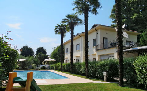 Del Sole: Plante, Ciel, Bâtiment, Nuage, Propriété, L'Eau, Fenêtre, Arbre, Piscine, Maison
