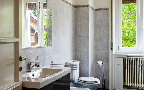 Del Sole: Salle De Bains, Pièce, Propriété, Design Intérieur, Armoire De Toilette, Évier, Tuile, Meubles, Bâtiment, Sol