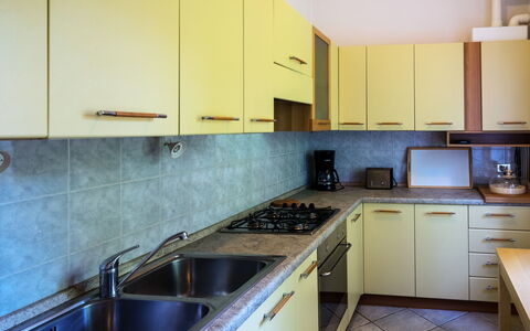 Del Sole: Comptoir, Propriété, Pièce, Cuisine, Cabinetry, Meubles, Jaune, Bâtiment, Design Intérieur, Maison