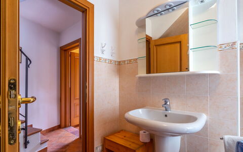 Morandi: Miroir, Robinet, Évier, Luminaire Plomberie, Lavabo, Propriété, Bâtiment, Salle De Bains, Bois, Violet
