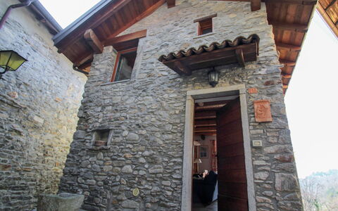 Morandi: Propriété, Fenêtre, Bâtiment, Bois, Ciel, Plante, Architecture, Brickwork, Façade