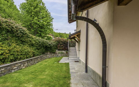 Cannero Riviera 626: Plante, Bâtiment, Ciel, Surface De La Route, Lot Terre, Arbre, Herbe, Biome, Chalet, Nuage