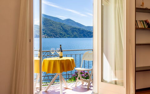 Al Lago: Pièce, Propriété, Jaune, Meubles, Fenêtre, Design Intérieur, Rideau, Maison, Porte, Suite