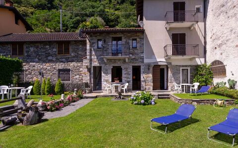 Al Lago: Propriété, Maison, Bâtiment, Cour, Domicile, Immobilier, Biens, Herbe, Arrière-Cour, Zone Résidentielle