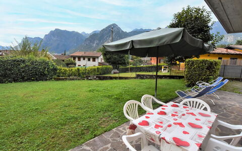 Lago D'Idro 613: Ciel, Plante, Propriété, Nuage, Meubles, Feuille, Botanique, Bâtiment, Arbre, Montagne
