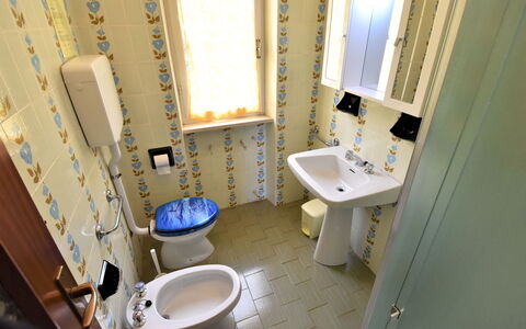 Lago D'Idro 613: Miroir, Robinet, Évier, Propriété, Luminaire Plomberie, Lavabo, Bâtiment, Salle De Bains, Violet, Design Intérieur