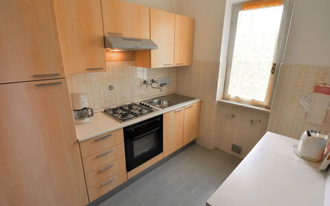 Lago D'Idro 613: Cabinetry, Comptoir, Propriété, Fenêtre, Appareil De Cuisine, Cuisinière, Cuisine, Gaz Poele, Bâtiment, Électroménager