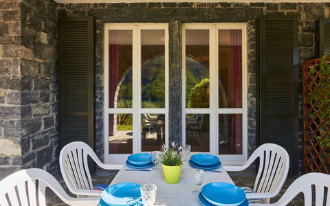 Poggio degli Ulivi: Meubles, Propriété, Table, Chaise, Vaisselle, Plante, Fenêtre, Bleu, Porche, Ombre