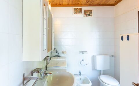 Giulietta: Robinet, Luminaire Plomberie, Évier, Propriété, Miroir, Lavabo, Violet, Bleu Azur, Bleu, Salle De Bains
