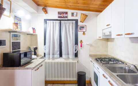 Giulietta: Propriété, Cadre, Evier, Cabinetry, Appareil De Cuisine, Cuisinière, Cuisine, Bois, Comptoir, Évier