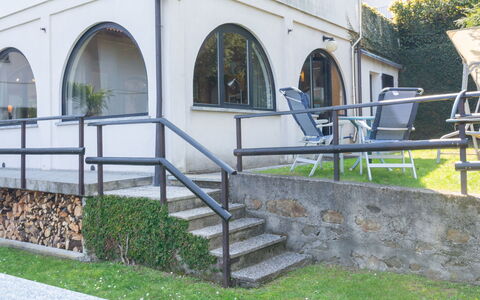 Giulietta: Propriété, Plante, Escaliers, Architecture, Ombre, Herbe, Ligne, Mur, Espace Public, Chaise