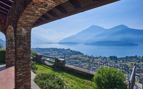 Dongo 652: Ciel, L'Eau, Plante, Propriété, Bâtiment, Nuage, La Nature, Bleu Azur, Montagne, Architecture