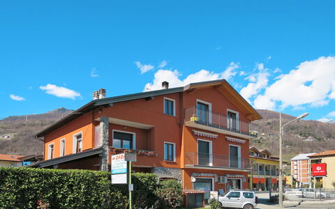 Margi: Ciel, Nuage, Bâtiment, Plante, Fenêtre, Voiture, Maison, Éclairage Public, Design Urbain, Véhicule
