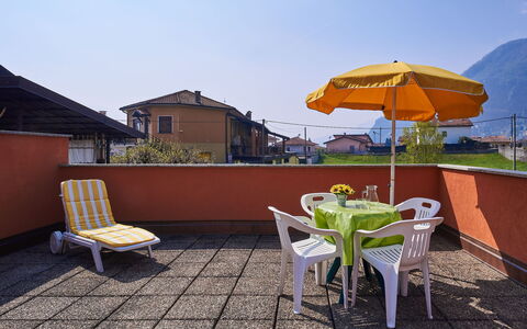 Margi: Plante, L'Eau, Propriété, Meubles, Bâtiment, Table, Fenêtre, Bleu Azur, Chaise, Design Intérieur