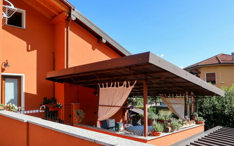 Margi: Ciel, Bâtiment, Fenêtre, Plante, Bois, Ombre, Design Urbain, Loisir, Façade, Immobilier