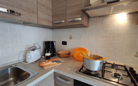 La Trave: Marron, Propriété, Evier, Comptoir, Cabinetry, Évier, Cuisine, Cuisinière, Appareil De Cuisine, Bois