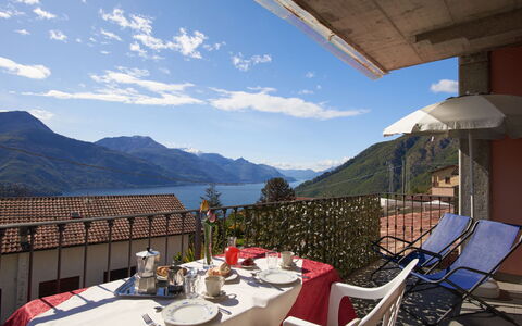La Trave: Table, Vaisselle, Ciel, Meubles, Verres À Pied, Verre De Vin, Assiette, L'Eau, Drinkware, Bleu Azur