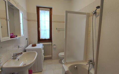 La Trave: Luminaire Plomberie, Propriété, Évier, Miroir, Salle De Bains, Robinet, Baignoire, Douche