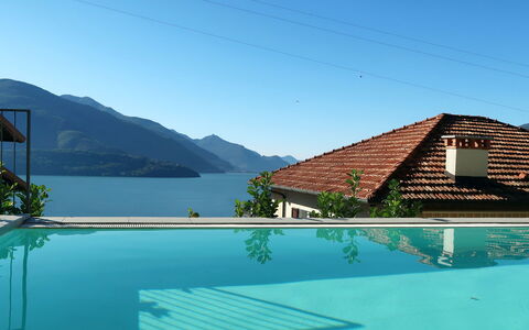 Viola: L'Eau, Ciel, Bâtiment, Propriété, Montagne, Piscine, Bleu Azur, Rectangle, Maison, Ombre
