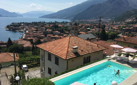 Viola: L'Eau, Ciel, Montagne, Bâtiment, Bleu Azur, Bleu, Piscine, Arbre, Plan D'Eau, Maison