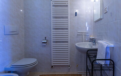 Gravedona 720: Salle De Bains, Pièce, Propriété, Tuile, Luminaire Plomberie, Mur, Sol, Toilette, Architecture, Design Intérieur