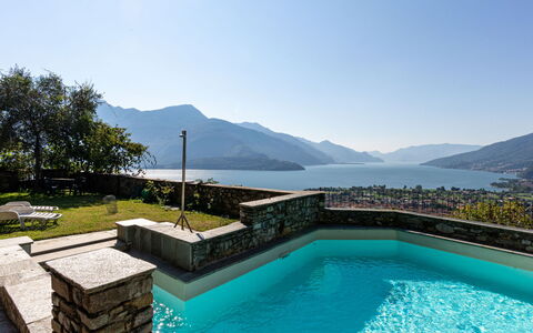 Gravedona 720: Piscine, Propriété, Montagne, Ciel, Immobilier, Vacances, Bleu Azur, Maison, Chaîne De Montagnes, Biens