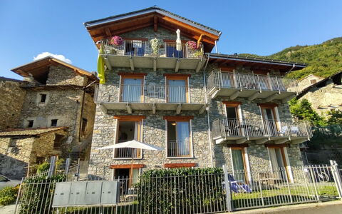 Gravedona 721: Ciel, Plante, Bâtiment, Propriété, Fenêtre, Clôture, Maison, Quartier, Zone Résidentielle, Zone Rurale