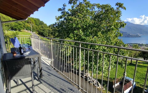 Gravedona 721: Ciel, Propriété, Bâtiment, Plante, Arbre, Clôture, Bois, Porche, Ombre, Loisir