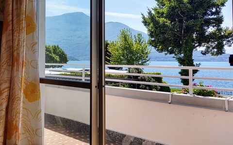 Domaso 642: Ciel, L'Eau, Propriété, Fenêtre, Ombre, Bleu Azur, Bâtiment, Bois, Plante, Design Intérieur