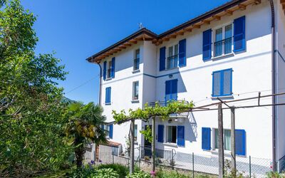 Gera Lario 688: Plante, Bâtiment, Ciel, Propriété, Fenêtre, Bleu Azur, Maison, Arbre, Design Urbain